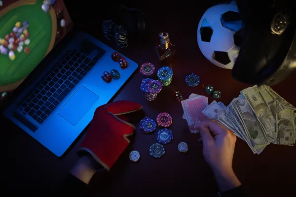 Uma roleta brilhante com fichas em cascata, simbolizando os envolventes jogos ao vivo e instantâneos disponíveis no 61T.