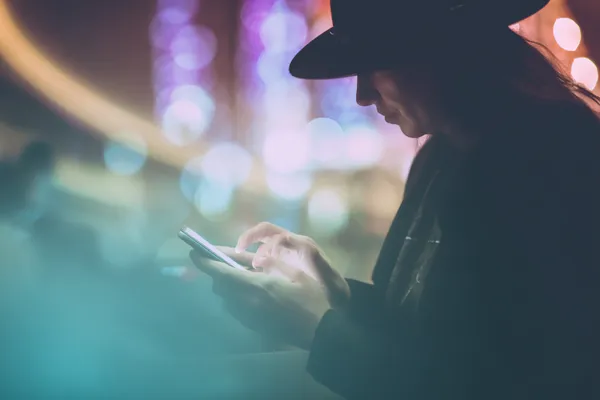 Uma mulher em um vestido verde luxuoso ao lado de uma roleta ornamentada, capturando o clima sofisticado do 61T.