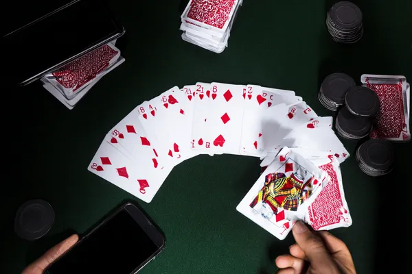 Uma imagem dramática de setes vencedores alinhados em um rolo de slot cercado por moedas douradas brilhantes, simbolizando grandes vitórias.