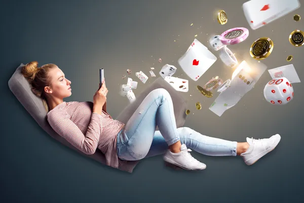 Um jogador usando seu smartphone durante um evento festivo local, representando o cassino totalmente compatível com dispositivos móveis do 61T.