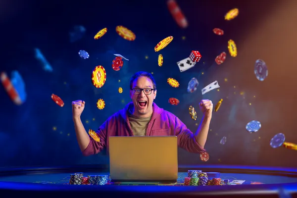 Uma pessoa usando seu dispositivo em um fundo com tema de cassino, ilustrando o processo de retorno suave ao 61T.